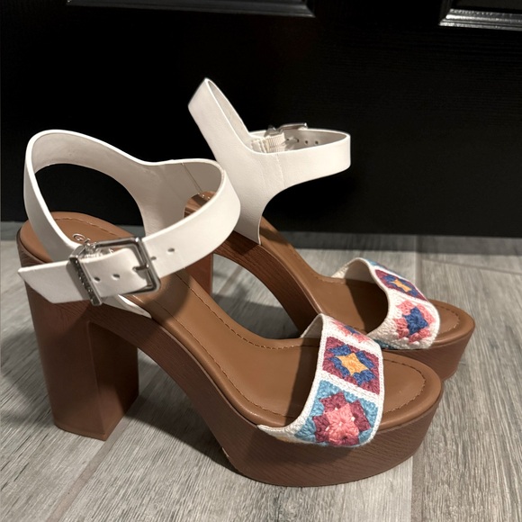 Gianni Bini Wooden Heel with Crochet Design - Size 9 - Picture 2 of 2